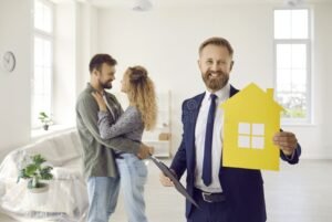 Quali Servizi Offre Ad Immobiliare Nuoro Per Acquisti E Vendite 35 agente immobiliare mostra casa a clienti felici