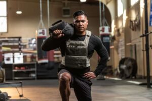 agenti di polizia in addestramento fisico