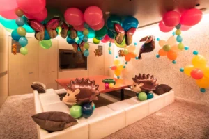 allestimenti di festa colorati in soggiorno moderno