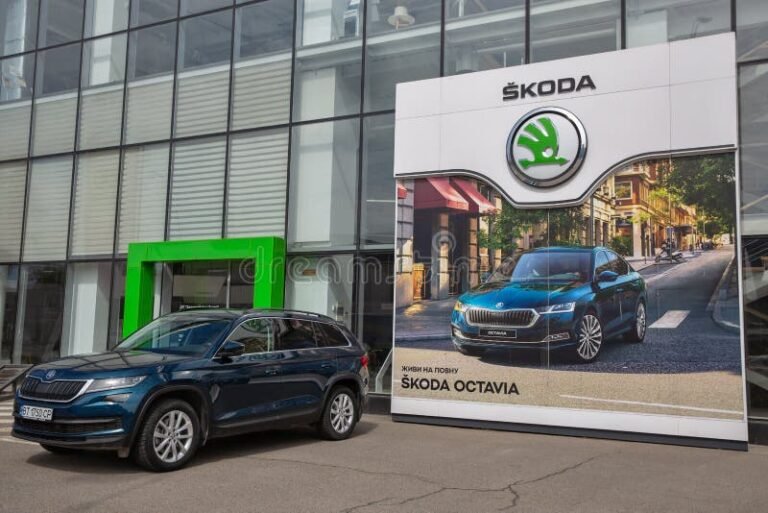 auto aziendale nuova parcheggiata davanti ufficio moderno