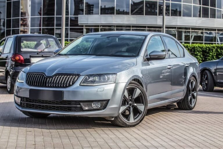 Quali Sono Vantaggi e Costi del Noleggio a Lungo Termine per Auto Aziendale 3 auto aziendale parcheggiata con sfondo urbano