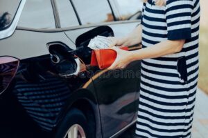 auto con carburante e portafoglio aperto