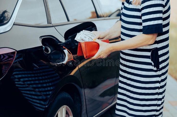 auto con carburante e portafoglio aperto