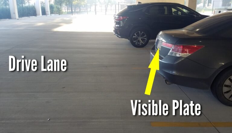 auto parcheggiate con targhe visibili