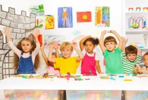 bambini felici in aula asilo colorata