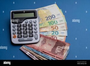 Quanto Costa Davvero Aprire e Gestire un Conto Corrente Bancario 13 banca e banconote con calcolatrice sul tavolo