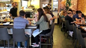 Come Trovare Un Bar In Gestione: Consigli e Opportunità Disponibili 20 bar accogliente con clienti felici dentro