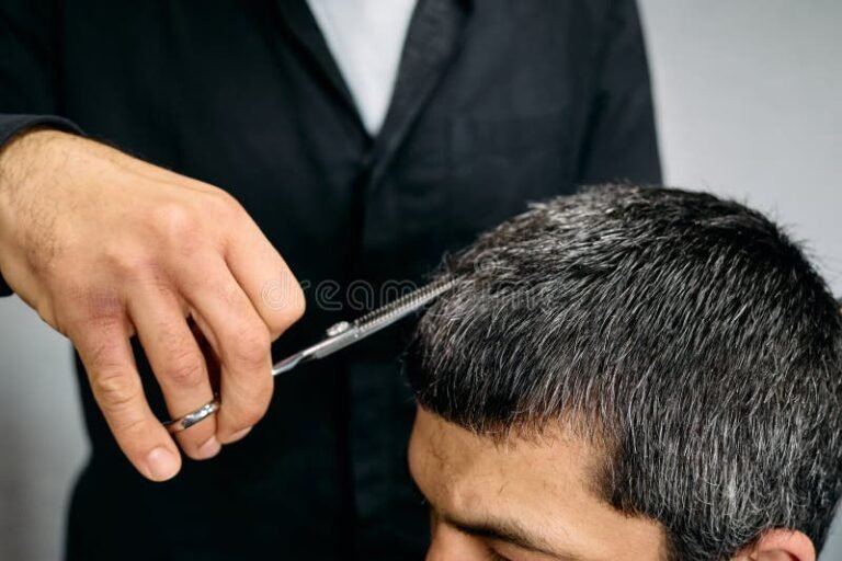 Cos'è Black Velvet Barber Shop e quali servizi offre ai clienti 30 barbiere che taglia capelli a un cliente elegante