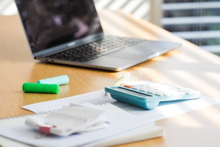 Cos’è la ritenuta d’acconto e come funziona per lavoratori e imprese 30 bilanci e calcolatrice su scrivania di lavoro