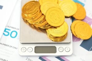 bilancia con monete e documento finanziario
