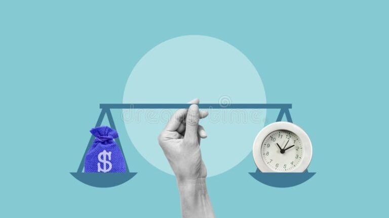 Il Tuo Stipendio È Giusto Rispetto al Mercato Lavorativo 2 bilancia con monete e orologio da lavoro