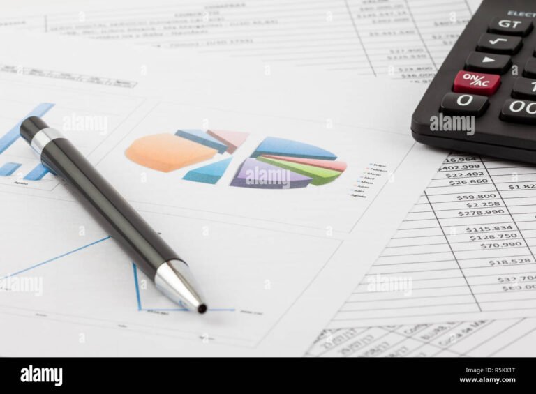bilancio personale con foglio di calcolo e penna