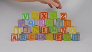 blocchi di legno con lettere dellalfabeto colorate