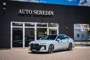 Come Funziona il Leasing per Comprare una BMW 4 bmw nuova davanti concessionaria auto lusso