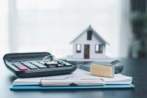 calcolatrice casa e moduli finanziari sul tavolo