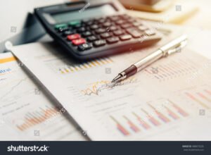 Qual è la Formula per il Calcolo del Mutuo e Come si Applica 44 calcolatrice con documenti finanziari e penna