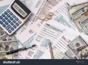 calcolatrice con documenti fiscali e denaro