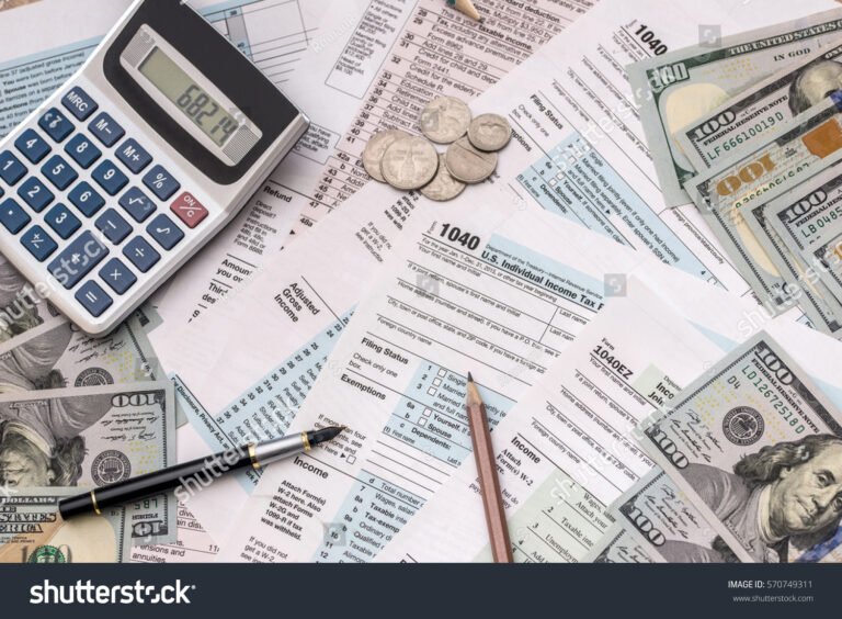 Come Funziona la Ritenuta d’Acconto e Quando Deve Essere Applicata 2 calcolatrice con documenti fiscali e denaro