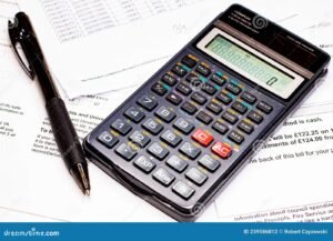 calcolatrice con fatture e penna