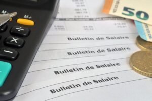 calcolatrice con monete e documenti stipendio