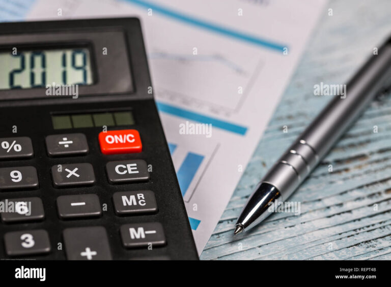calcolatrice documenti finanziari e penna su tavolo