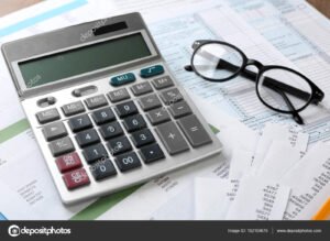 calcolatrice documenti fiscali e occhiali su tavolo