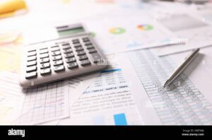 calcolatrice e documenti finanziari sul tavolo 4