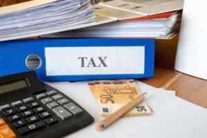 Come si Calcola il Netto con Partita IVA per Lavoratori Autonomi 22 calcolatrice e documenti fiscali su scrivania 1