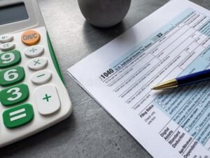 Quando Si Pagano Le Tasse Con La Partita IVA In Italia 11 calcolatrice e documenti fiscali su tavolo 1