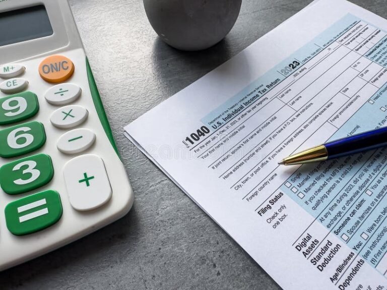 Quando Si Pagano Le Tasse Con La Partita IVA In Italia 2 calcolatrice e documenti fiscali su tavolo 1