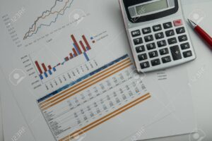 calcolatrice e grafico finanziario sul tavolo