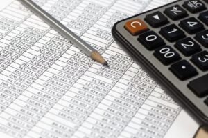 calcolatrice su tavolo con documenti finanziari