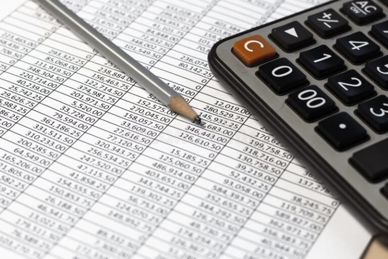 Come si Calcolano gli Interessi sul Mutuo in Modo Semplice ed Efficace 2 calcolatrice su tavolo con documenti finanziari