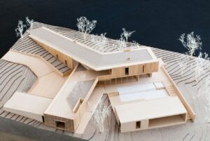 cantiere edile con modello di progetto architettonico