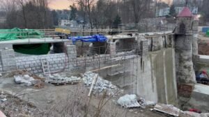 cantiere edilizio con progressi di costruzione visibili