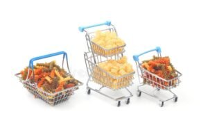 carrello della spesa pieno di prodotti italiani