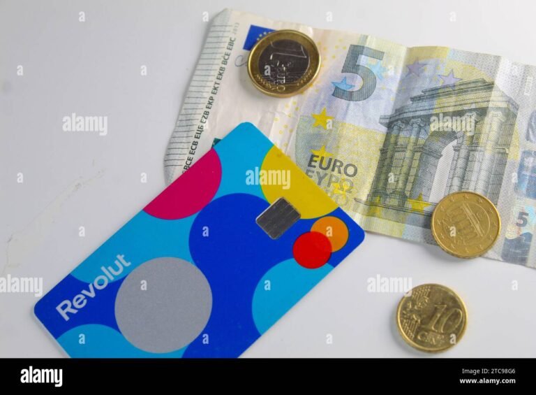 carta bancaria revolut con monete accanto