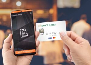 carta di debito intesa sanpaolo in mano