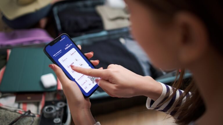 Cos'è Genius Pay Buddy e come funziona con Unicredit 13 carta di pagamento digitale moderna su smartphone