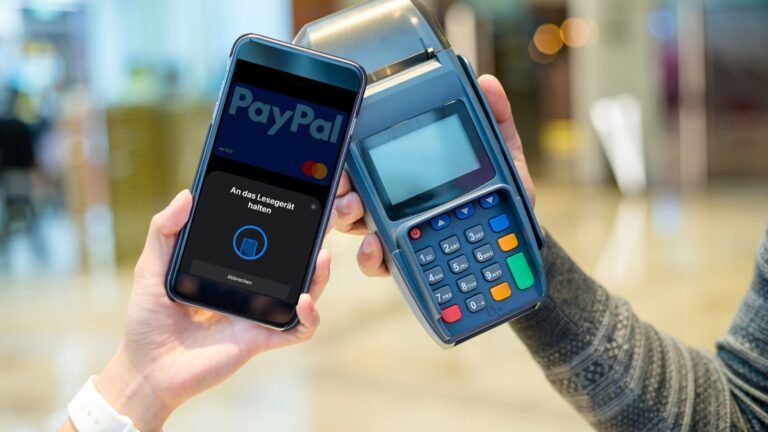 Come Si Ottiene Una Carta Fisica PayPal Per I Pagamenti Quotidiani 2 carta di pagamento paypal su mano umana