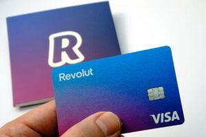 carta di pagamento revolut con simbolo di vantaggi