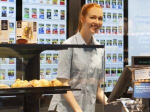 carta prepagata in mano con tabaccaio