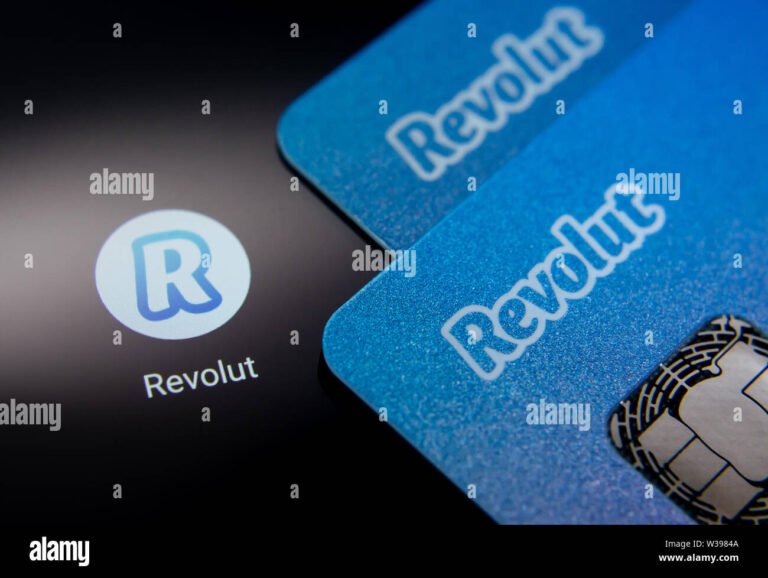 carta revolut con icone di servizi finanziari