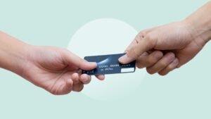 carte di credito e debito affiancate distintamente