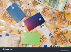 carte di pagamento e banconote italiane insieme