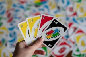 Quali Sono Le Regole Principali Del Gioco Delle Carte Uno 15 carte uno colorate sparse su tavolo di legno