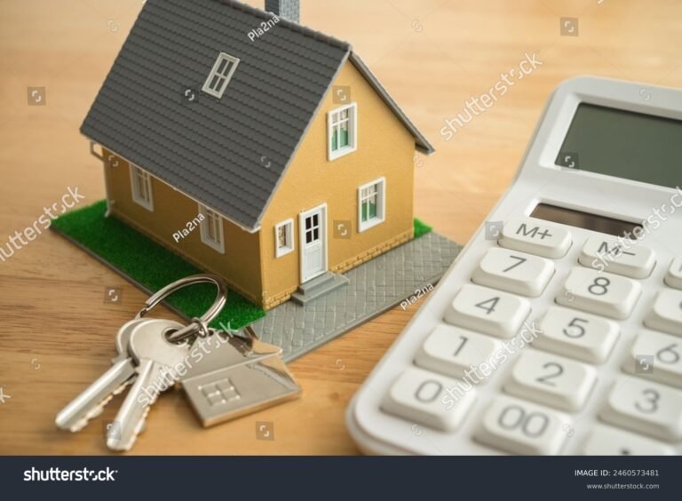 Come Funziona il Mutuo per Comprare Casa e Quali Sono le Opzioni 5 casa con chiavi e calcolatrice su tavolo