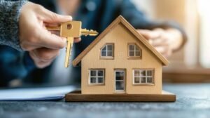 casa con chiavi su sfondo bilancia finanziaria