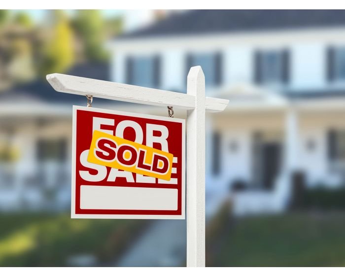 Come Vendere Case Velocemente E Al Miglior Prezzo 2 casa in vendita con cartello venduto luminoso