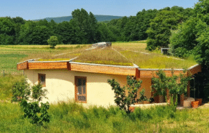 casa prefabbricata in campagna con campo coltivato